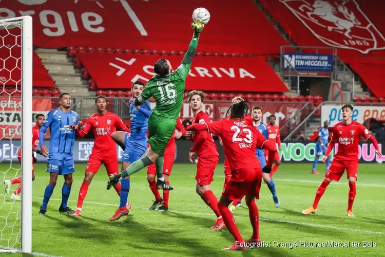 Vitesse wint van FC Twente in duel met discutabele strafschoppen
