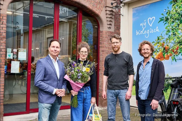 Wethouder Van der Wel verwelkomt 1000e lid bio-winkel Odin Arnhem