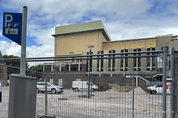 Parkeerterrein Koningsplein opgeheven door uitbreiding Stadstheater