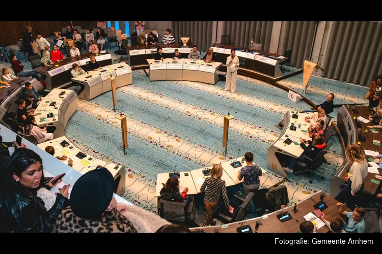 Team basisschool Het Mozaïek wint debatstrijd op stadhuis van Arnhem